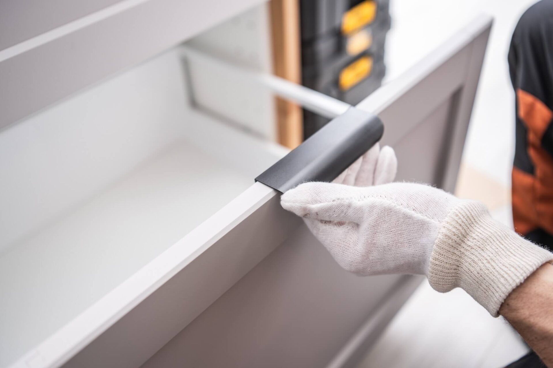 Dolda handtag installerade på lådor i köket i Vallentuna